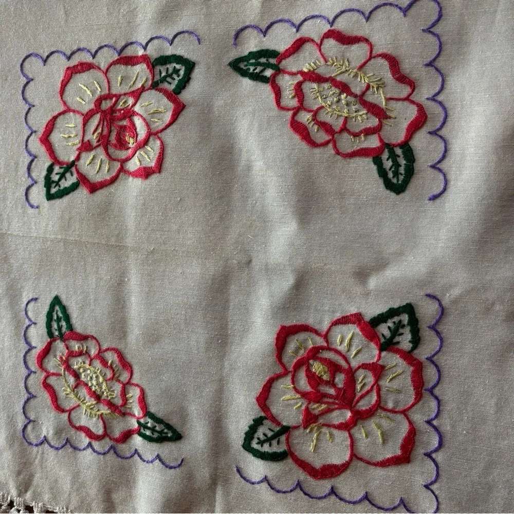 Vintage Floral Embroidered Lace‎ Table Topper Cottagecore Spring  Grandmacore